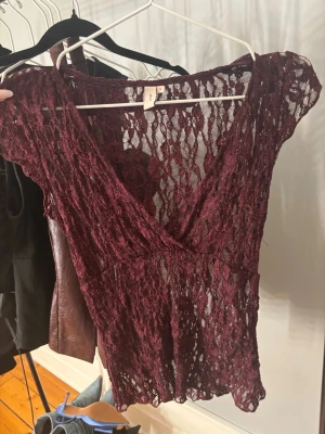 Vinröd spetsblus - Från Nelly, lite genom slinkig.