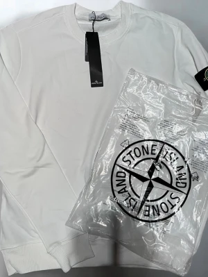 Vit sweatshirt från Stone Island - Märke • Stone Island                                                    Storlek • S                                                                      Ny pris • 2300kr                                                           Helt ny aldrig använd 