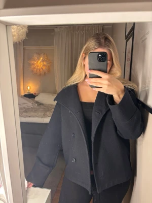 Marinblå kappa - Marinblå kappa från Gina Tricot Young med knappar och bred krage. Kappan är i storlek 158/164 som motsvarar XS/S. Passar perfekt till vår, sommar och höst! Jätte fint sick, finns inga täcken på användning. 