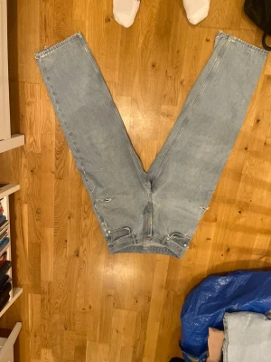 Sweet Sktbs ljusblå jeans – street & skat - Ljusblå jeans från Sweet Sktbs med avslappnad streetwear-känsla. Snygga till oversized tröjor, hoodies och sneakers.  ✔ Original Sweet Sktbs ✔ Bra skick ✔ Trendig tvätt ✔ Skate/street vibe