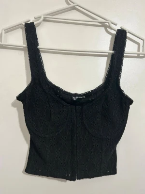 Svart spetsig topp från H&M - Svart topp från H&M i storlek XS.  Oanvänd