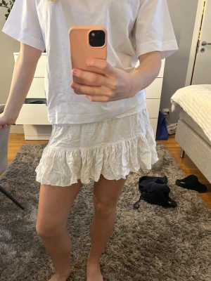 Vit volangkjol - Supersöt vit kortkjol från 157 i storlek S med bred smock i midjan och dubbla volanger. Kjolen är i jättebra skick.💕💕