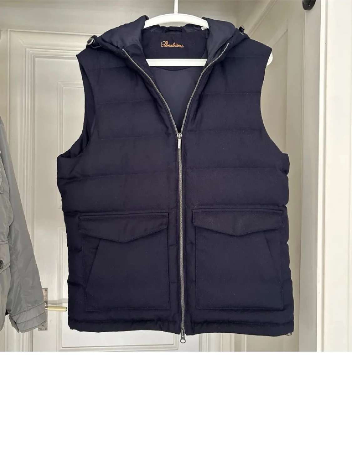 Svart dunväst med huva från Stenströms