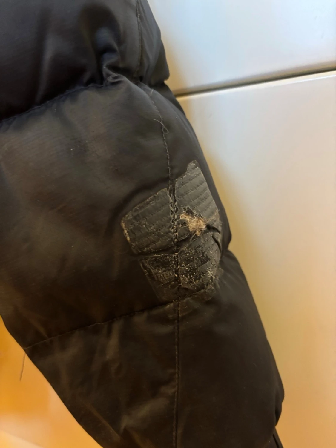 Svart dunjacka i puffermodell från Mountain Equipment, storlek UK 8/XS - 5