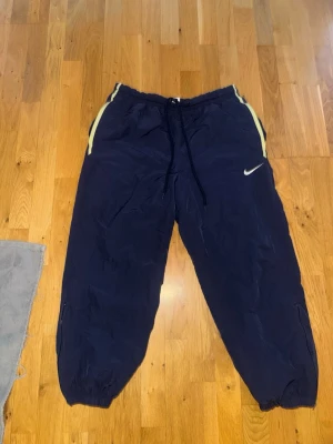 Nike joggers / trackpants / träningsbyxor Y2K vintage - #Y2K #90s #vintage #retrostyle #rare #unikat #prelovedfashion #streetwear #casualstyle #archive #sport #gym #outdoor #tiktok #viral #grunge #2000s #aesthetic #core #classic #opium #rap #swag