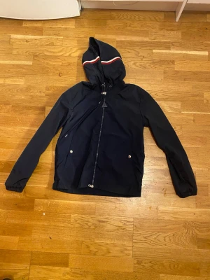 Moncler windbreaker navy blue - En moncler windbreaker som knappt har används och är som sprillans ny. Nfc scanern har tyvärr gått sönder. 