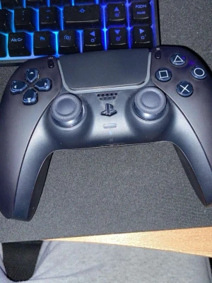 Playstation 5 kontroll  - Säljer en playstation 5 spel kontroll, den är 1 månad gammal, använd någon gång! Förpackning finns kvar! Köpt från maxgaming.se, säljer den för 750kr + frakt!