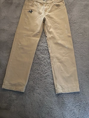 Beige lukamachain byxor  - Byxor från Lukamachain som inte säljs längre i storlek L passar även M använda 2 gånger 