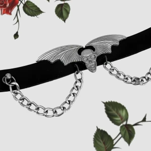Choker ☠️ - Vegansk unisex choker med dödskalle och kedjor! 💀⛓️Längd: 30-37cm 📏I använt skick pga missfärgning på dödskallen, främst på baksidan. Syns ej när man har på sig den men är ändå reflekterat i priset 😌Köp nu 💌