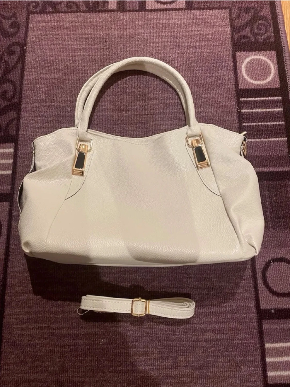 Vit handväska med gulddetaljer