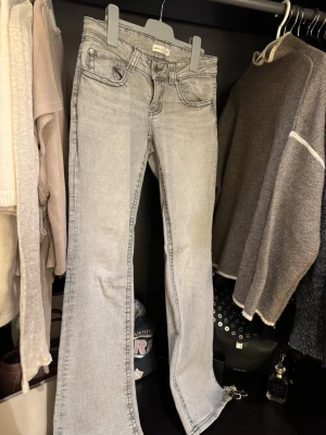 Grå bootcut jeans  - Snygga ljusgrå jeans från Gina tricot i bootcut-modell. Jeansen har klassisk femficksdesign, låg midja och är tillverkade i jeanstyg. Perfekta för dig som gillar en lite retro vibe.
