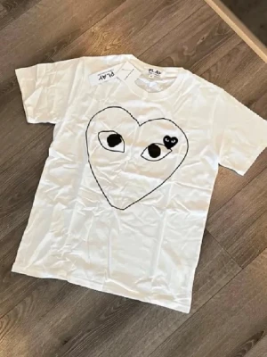 Commes Des Garçons T-shirt  - Säljer denna helt nya, riktigt fina CDG T-shirten i en av de snyggaste modellerna. På tröjan står det M men den passar S. Skriv gärna vid intresse och för mer info! 