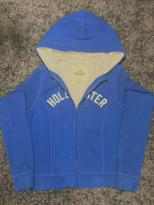 Hollister fodrar zipper hoodie - Säljer denna zipper hoodie från Hollister som har foder. Väldigt bra skick och storlek M. Skicka ett meddelande om du har frågor eller vill ha mer bilder. Längd: 55 cm Bredd: 45 cm