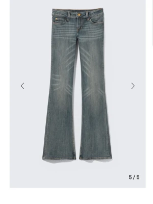 Lågmidjade jeans - Snygga blå lågmidjade bootcut jeans från cheap monday i storlek 28/32. Ny pris 399kr säljer min för 200kr. Har ett litet hål nere vid sömnen 