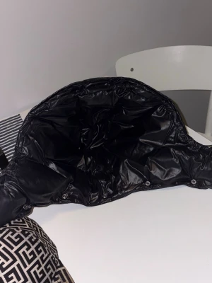 Moncler Maya Luva model 2021  - Säljer en Luva tillhörandes Moncler Maya model 2021. Luvan har tryckknappar runt kanten för enkel fastsättning på jackan. Perfekt för dig som vill byta ut eller komplettera din jacka med en extra varm och snygg huva eller saknar allmänt en luva