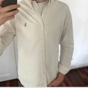 Ralph Lauren skjorta - Skjorta som tyvärr har små fläckar som säkert går att få bort med tex vanish eller annat medel. Annars en fin skjorta. Går att använda trots fläckarna , knappt så de syns vid användning!