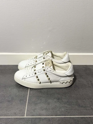 Valentino Rockstuds  - Valentino rockstud vit, storlek 37 passar 38, skick 8/10, endast skor medföljer vid köp, nypris 8500kr, vid funderingar hör av er.