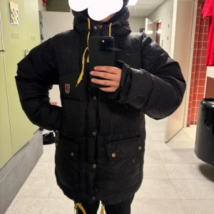 Fjällräven jacka - Varm och fin fjällräven jacka som använts en vinter, men tänker sälja då den är stor för mig. Den är storlek L, varm och mycket kvar att ge trots små skavanker🤍