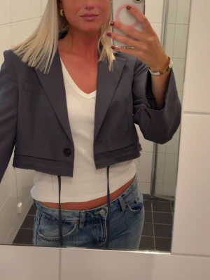 Croppad kavaj från Zara  - Så himla cool croppad kavaj från Zara. Använd 1 gång