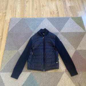 Mörkblå moncler cardigan - Mörkblå moncler cardigan säljer för den börjar bli för liten finns äkthetsbevis, köptes för ungefär 8 månader sedan. Nypris 10100kr har kvitto