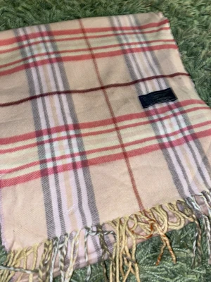 Burberry Rosa  - Vintage äkta Burberry-scarf i klassiskt rutmönster. Tillverkad i högkvalitativt, mjukt material som ger en lyxig och tidlös känsla. En ikonisk Burberry-accessoar som passar perfekt till både vardag och finare tillfällen.  📦 Snabb frakt 💯 Äkthet garanteras ✨ Redo att användas direkt 