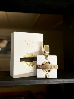 Platine Blanc Aromatix French Avenue parfym - Riktigt fin doft från French Avenye, fräsch mojito aktig doft. Påminner om Xerjoff Torino 21. Svårt att säga exakt hur mycket kvar, kanske 20-25ml, endast testad.