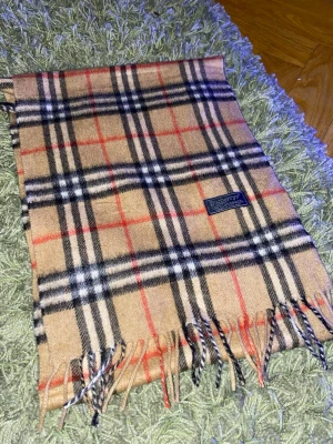 Burberry original - Vintage äkta Burberry-scarf i klassiskt rutmönster. Tillverkad i högkvalitativt, mjukt material som ger en lyxig och tidlös känsla. En ikonisk Burberry-accessoar som passar perfekt till både vardag och finare tillfällen.  📦 Snabb frakt 💯 Äkthet garanteras ✨ Redo att användas direkt 