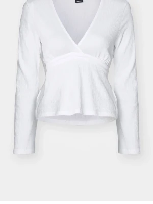 Vit omlottopp med knyt från Gina Tricot - Säljer en vit omlottopp från Gina Tricot med lång ärm och v-ringad hals. Toppen har ett snyggt knytband i midjan som går att justera och ger en feminin siluett. Materialet är lätt krinklat och känns mjukt mot huden. Perfekt till jeans eller kjol.