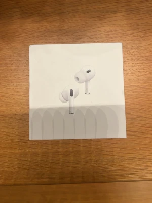 AirPods Pro 2nd Generation - Ett par AirPods Pro gen 2 säljes då jag redan har ett par. De är oanvända pris 900