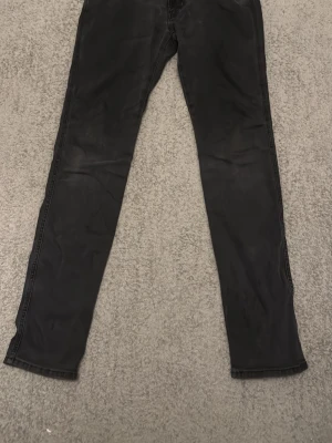 Svarta Replay Anbass jeans 32/32 - Bra skick endast små fläckar på nedre vänster ben