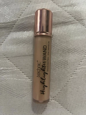 Technic Highlighter Wand - EN HELT FULL Highlighter Wand från Technic med skimrande champagnefärg. Kommer i en smidig tub med roséguldfärgat lock. Perfekt för att ge glow till kindben, näsrygg och amorbåge. Enkel att applicera tack vare sin krämiga formula.
