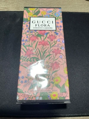 Gucci Flora Gorgeous Gardenia 100ml - Gucci Flora Gorgeous Gardenia EdP, 100 ml. Ingredienser: Alcohol Denat., Parfum/Fragrance, Aqua/Water/Eau, Benzyl Salicylate, Citronellol, Limonene, Coumarin, Linalool, Benzyl Benzoate, Citronellol, Geraniol, Alcohol. Tillverkad i Spanien. Färgglad design som sticker ut.