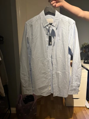 Ljusblå skjorta från lager 157 - Snygg ljusblå skjorta från lager 157. 