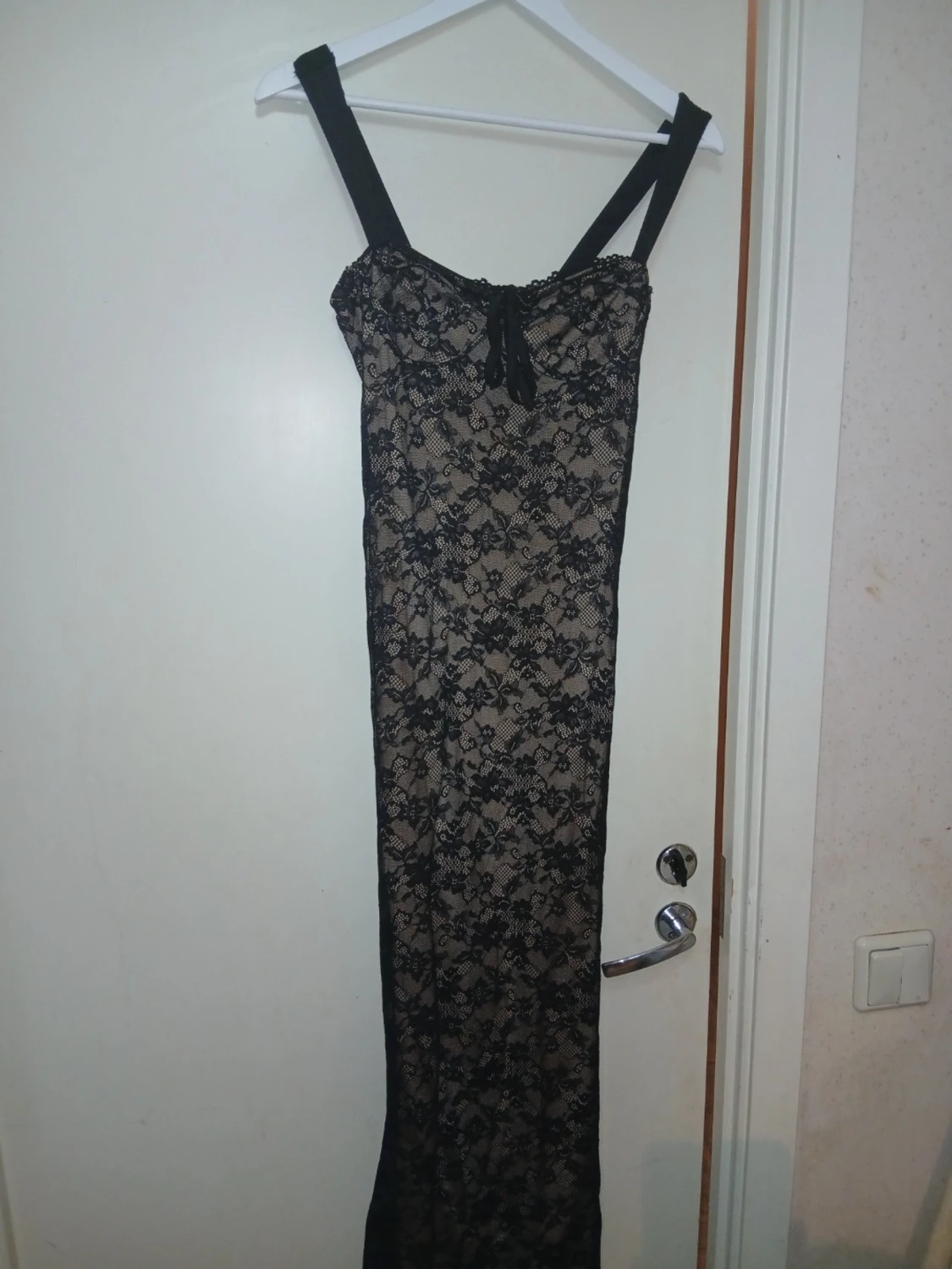 Lång svart spetsklänning med blommönster