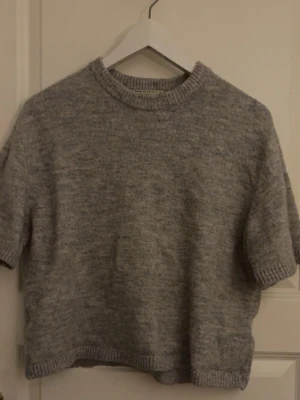 Grå stickad tröja  - Mysig grå stickad tröja som inte kommer till användning