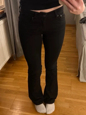 Svarta low waist bootcut jeans Zara - Säljer mina svarta bootcut jeans med låg midja från Zara. De är i storlek 32 men passar mig som är en 34a. Jag är 163 cm lång och på mig är de lite för långa. Hör gärna av dig vid frågor❤️