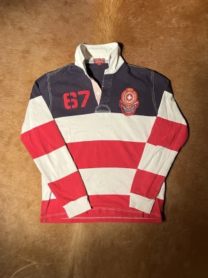 Rugbytröja - Ralph Lauren  - Tjenä, sjukt fet rugbytröja från Ralph Lauren som är sjukt fet till både jeans och short så är ett all around plagg! Vid minsta fråga eller fundering så hör av er🤠