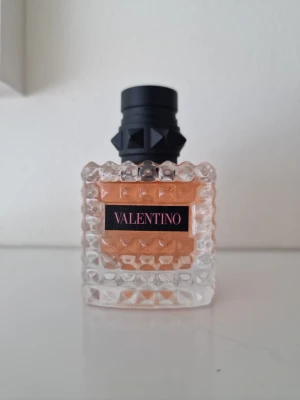 Valentino Born in Roma Donna parfym 30 ml - Kolla min annons med samma parfym och gratis frakt. 🌸Valentino Born in Roma Donna parfym 30 ml. Använd endast få gånger. Jag hoppas att man kan se på bilden, som är tagen uppifrån, att parfymen är nästan full.