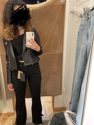 Svarta bootcut jeans från Vero Moda - Snygga svarta jeans från Vero Moda i modell bootcut med slits nertill på benen. Använd några enstaka gånger🖤