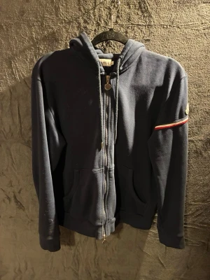 Moncler hoodie - Moncler hoodie, pris kan diskuteras. Skriv vid frågor/bild på industries! Äkta såklart!