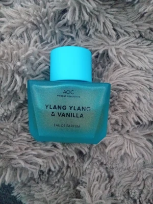 Ylang Ylang & Vanilla parfym - Fräsch Eau de Parfum med ylang ylang och vanilj. Perfekt för dig som vill sticka ut med en unik doft. Snygg och modern flaska som passar i väskan.