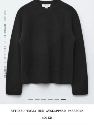 Svart stickad tröja & Other Stories - Mysig svart stickad tröja från & Other Stories med avslappnad passform. Tröjan har bred ribbad mudd vid ärmslut och nederkant samt rund halsringning. 