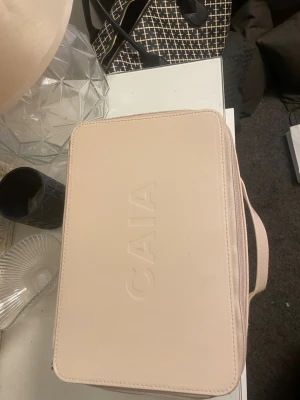 Caia sminkväska  - Säljer min sminkväska från caia. Perfekt rymlig sminkväska där du får plats med allt från smink till hudvård✨ finns även fack för borstar & andra tillbehör. Varan tyder på användning & är i ett befintligt skick