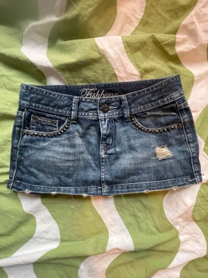 Minikjol denim - Lågmidjad kort jeanskjol från fishbone med nitar på fickorna, tjockt tyg o bra kvalitet 