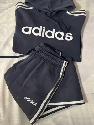 Adidas träningsoverall storlek S  - Träningsoverall i bra skick , 70% bomull, 30% polyester, längderna på byxorna 95cm, inslängd 70cm , marinblå 