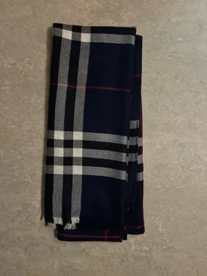 Burberry halsduk - Snygg mörkblå Burberry halsduk perfekt för vintern och höst🍁❄️skriv för mer info 