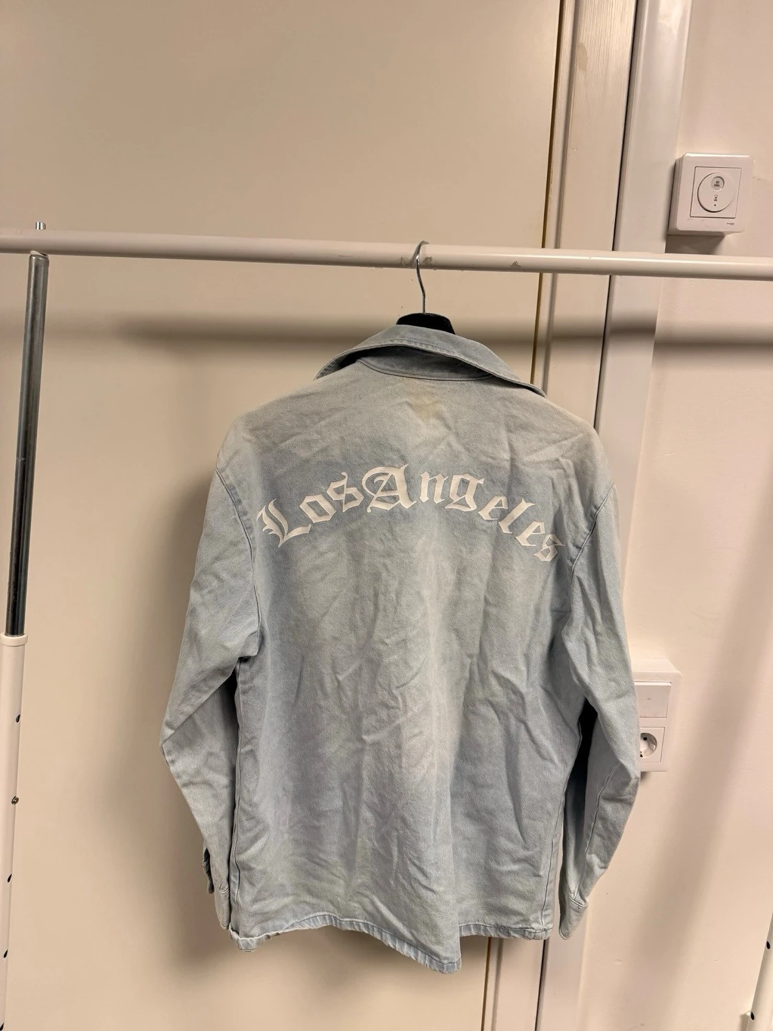 Ljusblå jeansjacka med Los Angeles-tryck - 1