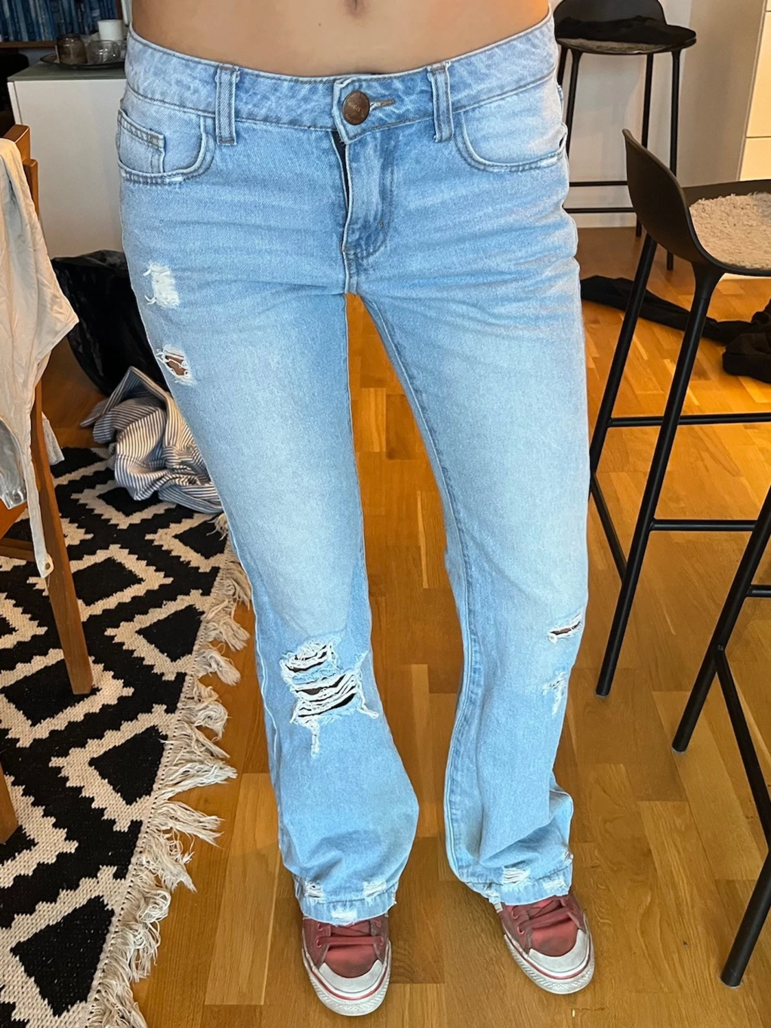 Ljusblå bootcut jeans med slitningar