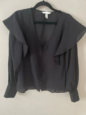 Blus från HM - Begagnad sen tidigare. Knappt andvänd av mig. Vid snabbt köp går pris att diskuteras