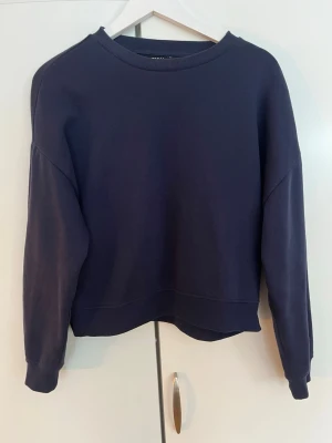 Marinblå collegetröja - Säljer denna marinblåa collegetröjan från Only i storlek S. Den är i mycket bra skick då jag bara har använt den några gånger 